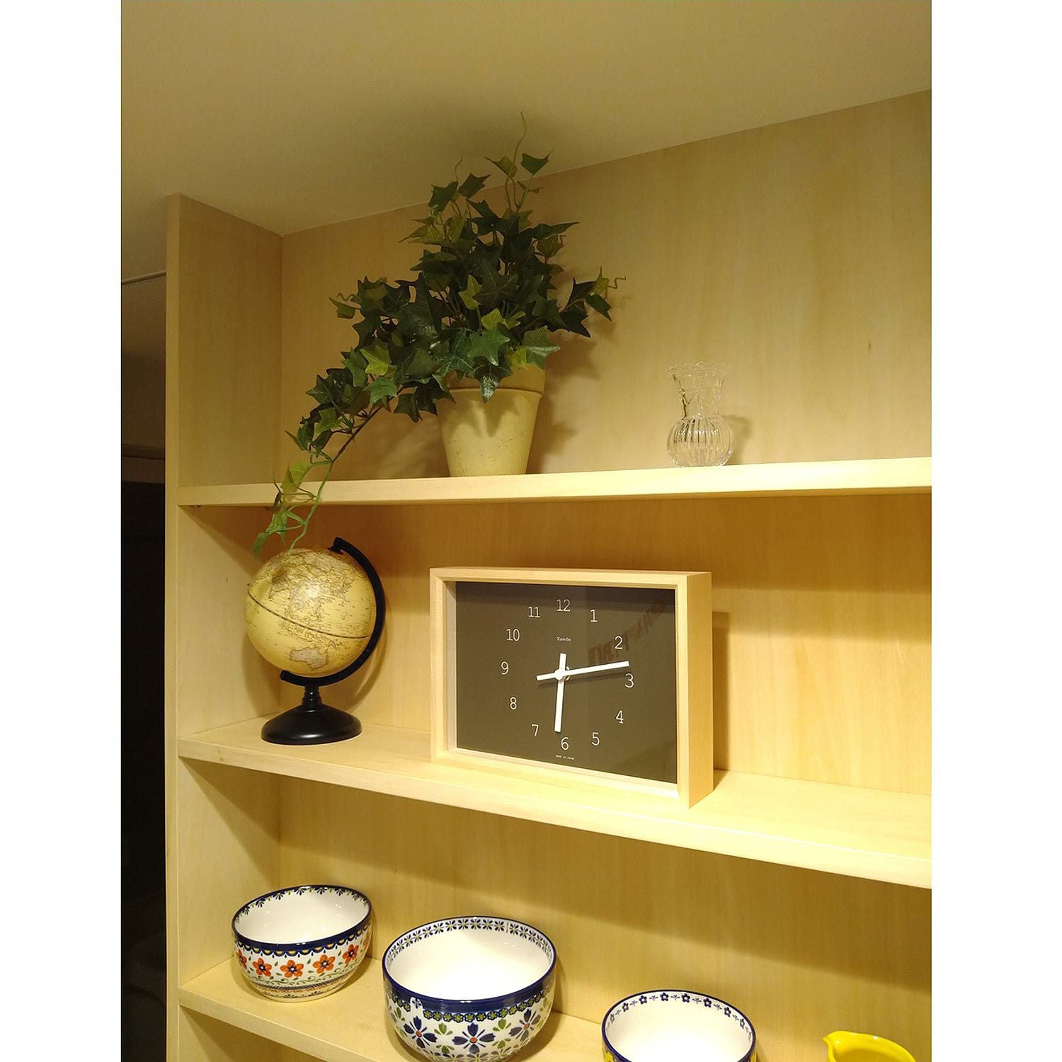 キッチン裏の棚に置かれたグリーン