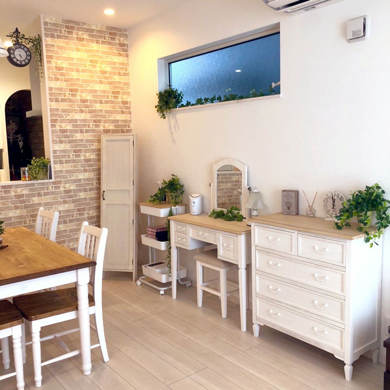 出窓や棚上のグリーン