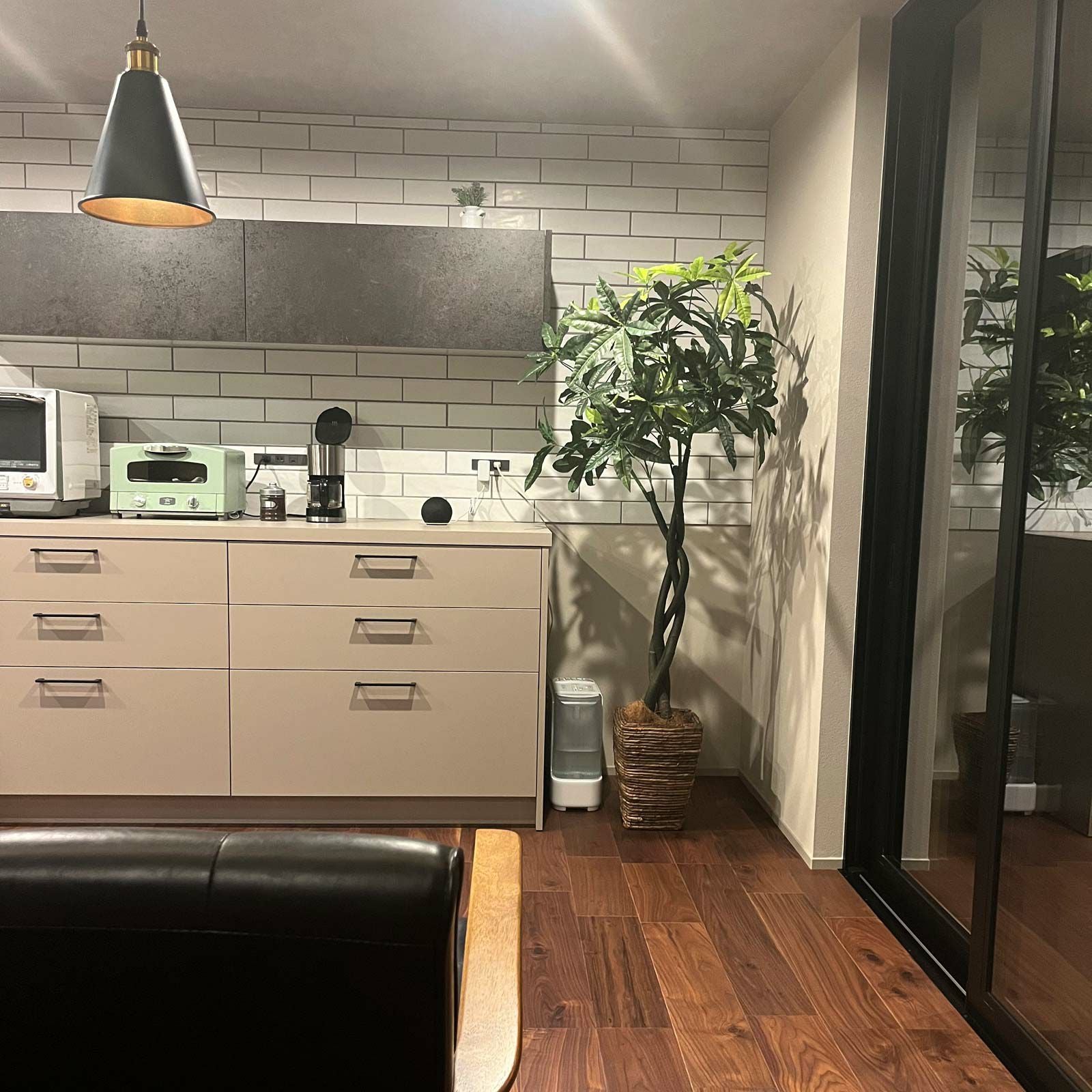 キッチン奥のくぼみに置かれたグリーン