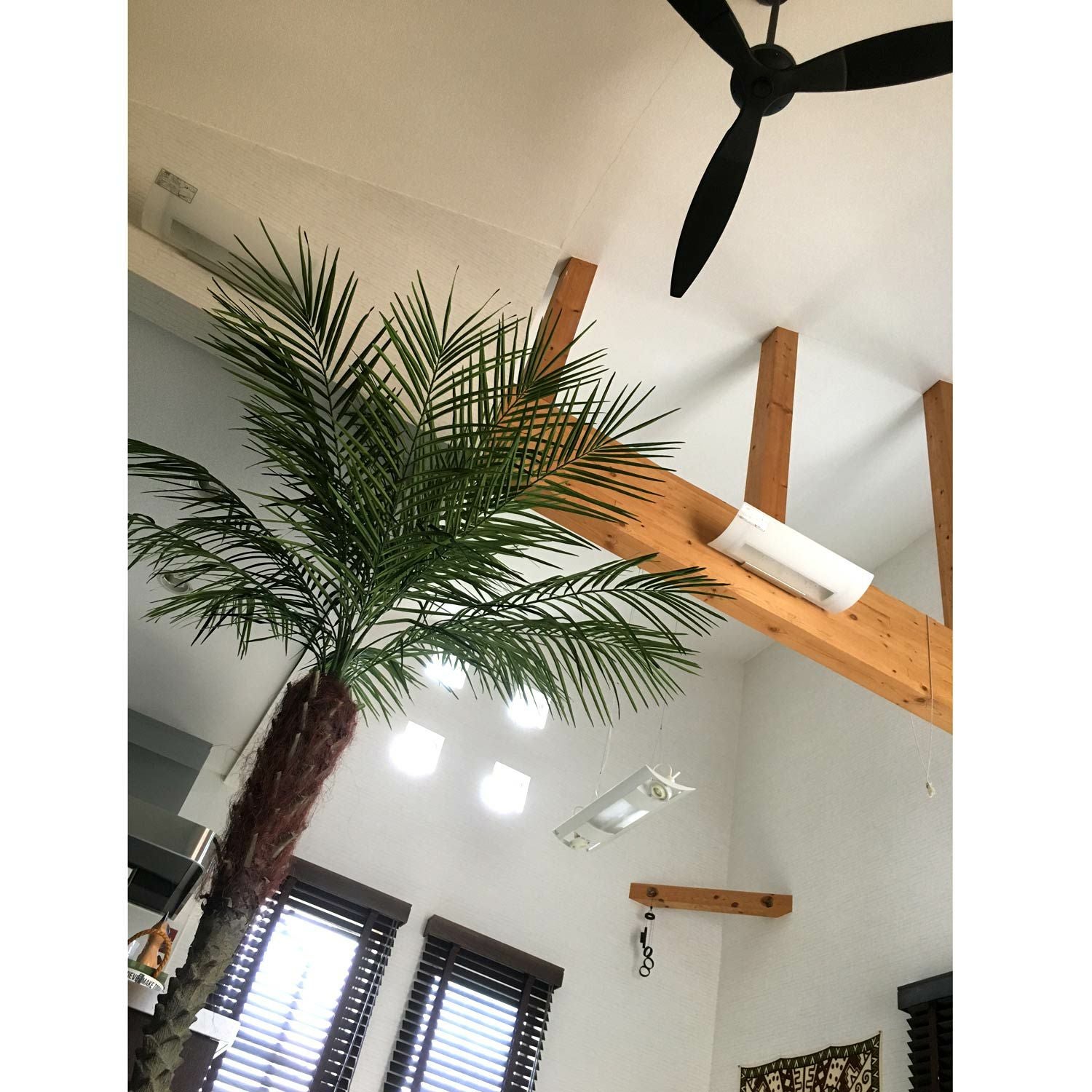 吹き抜けのあるリビングのグリーン