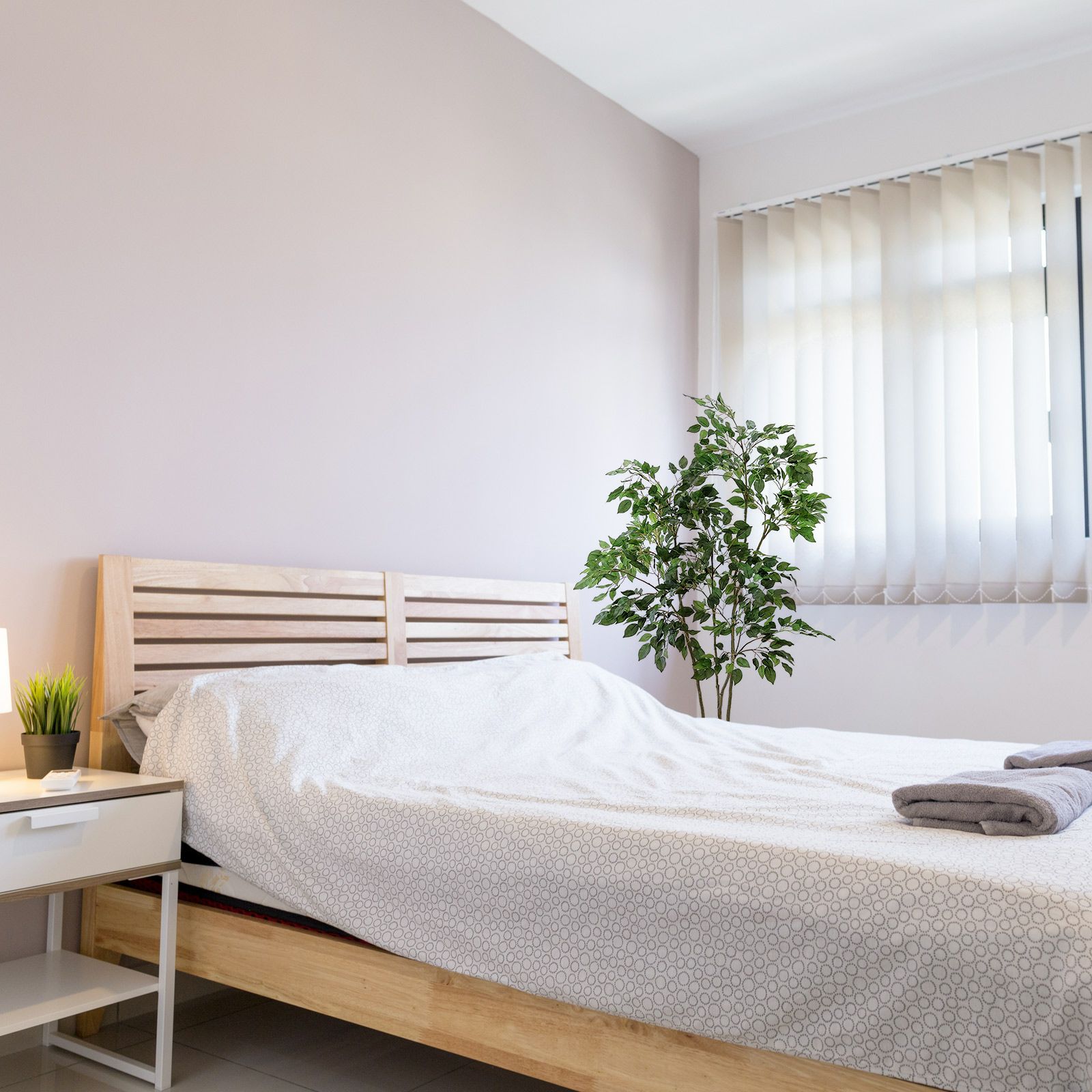 No8422 寝室ベッド横のグリーンイメージ