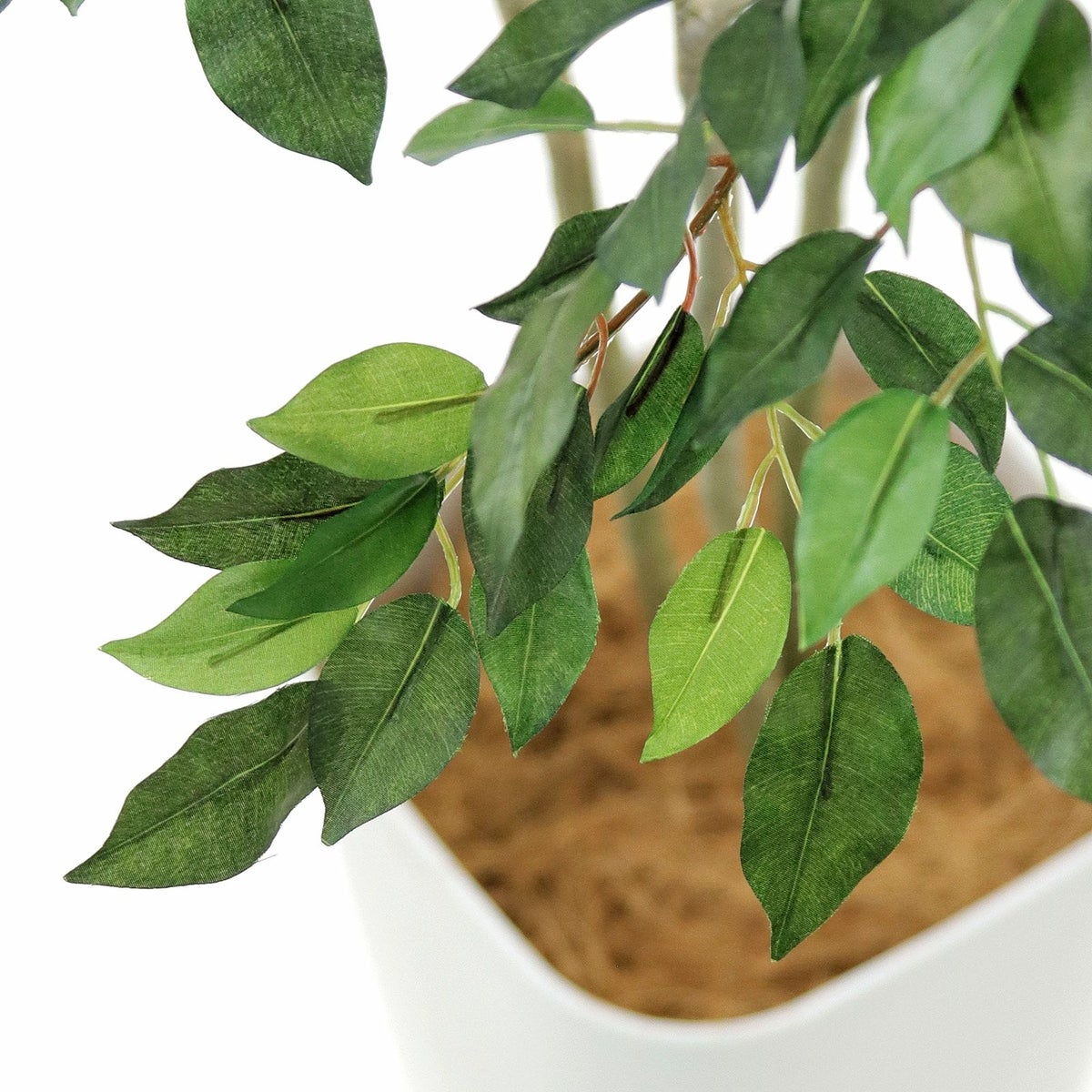 一般的な照明下ではそこまで見えないと思います