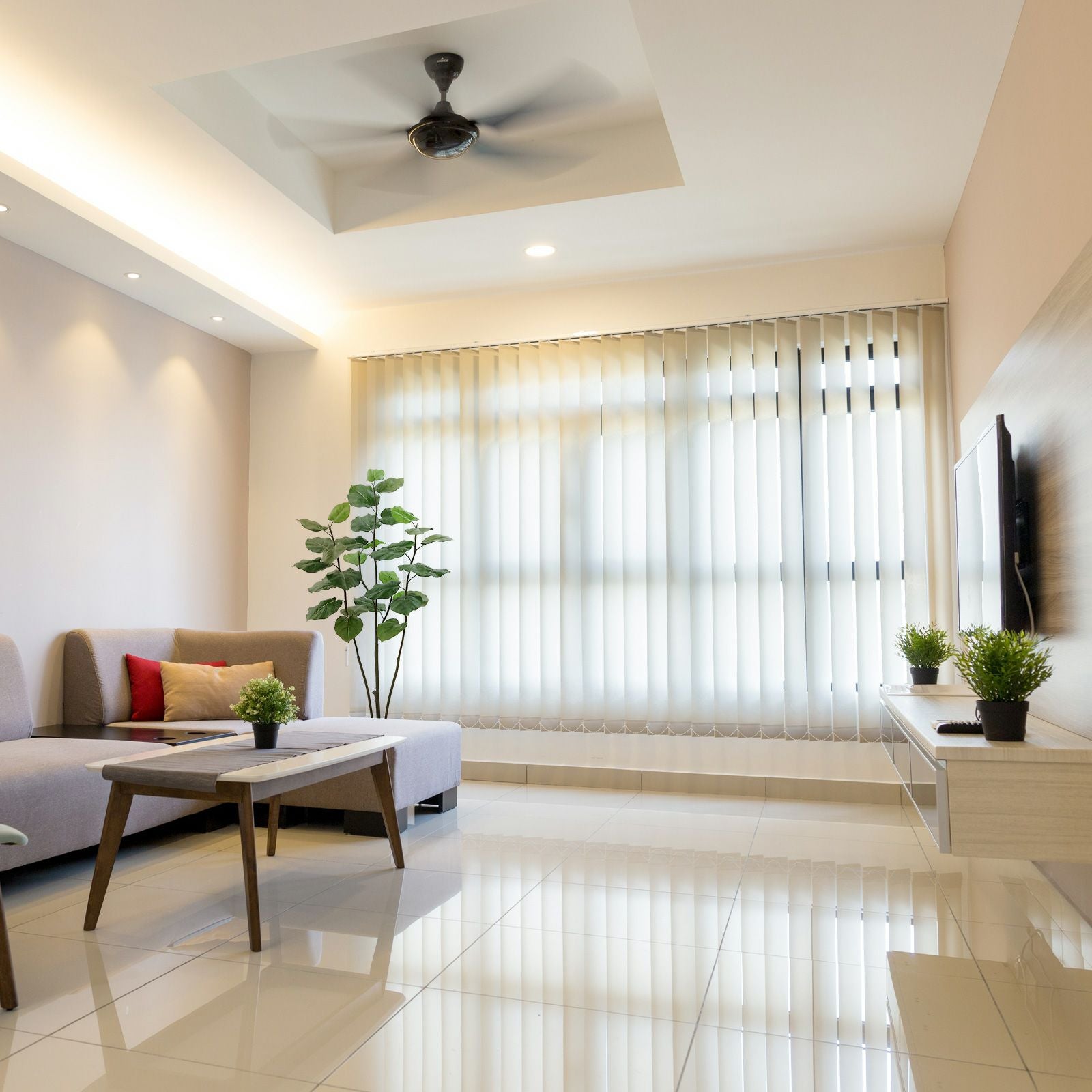 大理石の床と大きな窓のあるリビングのグリーン